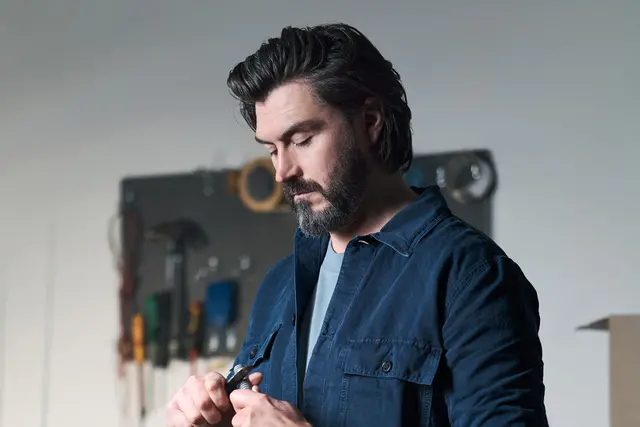 Elektriker skarvar en kabel