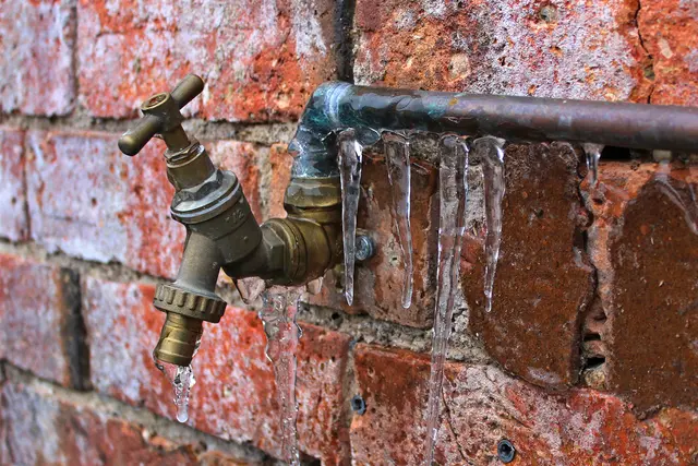 Istappar och fruset rör