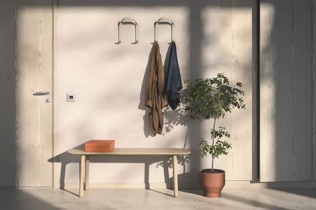 Inomhusmiljö med termostat på väggen