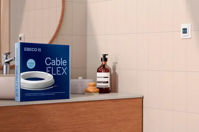 Cableflex 6 stående i ett badrum med komfortgolvvärme
