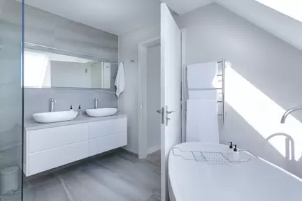 Ljust badrum miljö