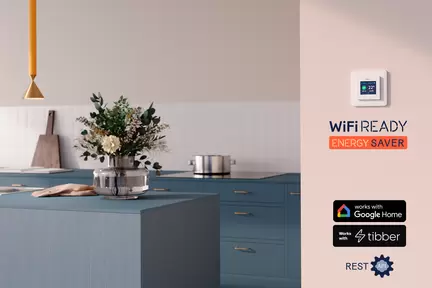 Energy Saver-logo, WiFi Ready-logo, Rest API-logo, Google Home-logo, Tibber-logo, med EB-Therm 500 på väggen i kök